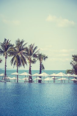 Şemsiyeleri ve sandalyeler Yüzme Havuzu etrafında