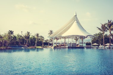 Şemsiyeleri ve sandalyeler Yüzme Havuzu etrafında