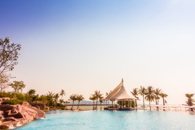 Güzel lüks otel yüzme havuzunda