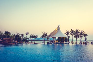 Güzel lüks otel yüzme havuzunda