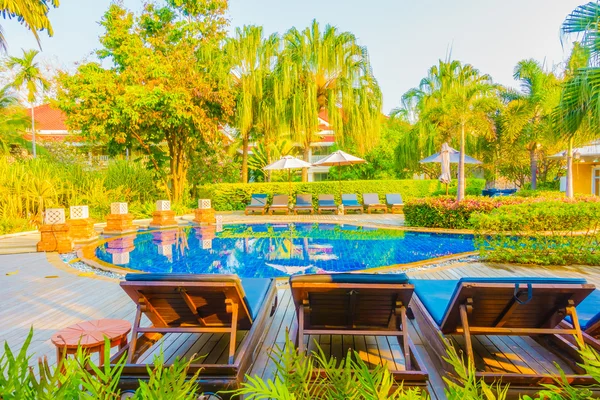 Swimming pool in hotel resort — Stock Photo, Image