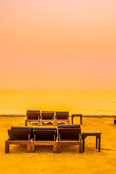 Chaises vides sur la plage avec coucher de soleil — Photo