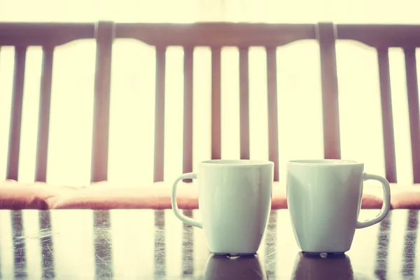 Tazas de café blanco en la mesa — Foto de Stock