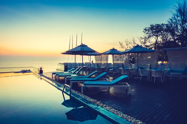 Hermosa piscina de lujo — Foto de Stock