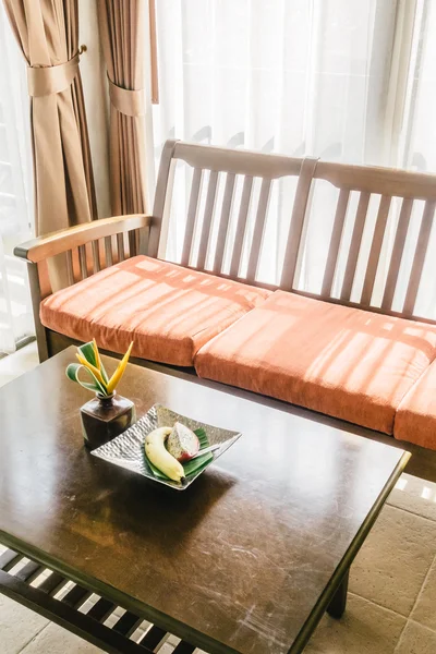 Sofá y silla de madera vacíos — Foto de Stock