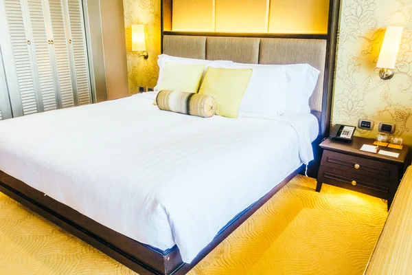Almohadas en la cama con lámpara de luz — Foto de Stock