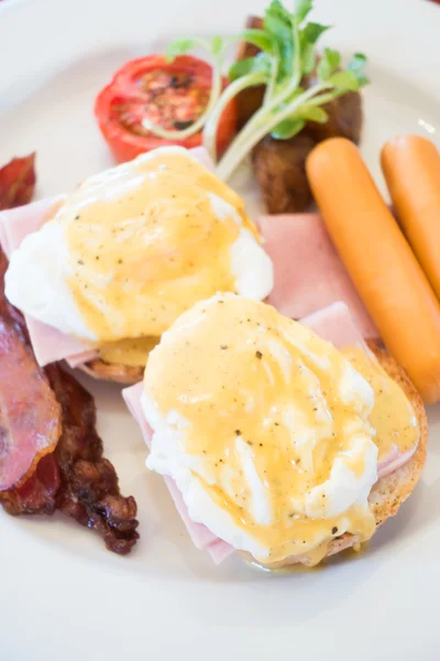Яйца Бенедикта на завтрак — стоковое фото