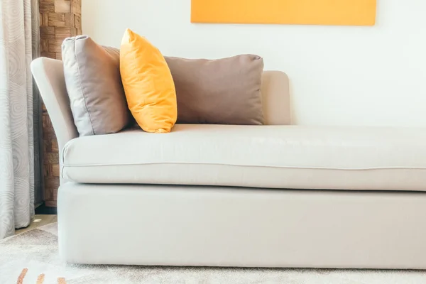 Almohadas en la decoración del sofá — Foto de Stock