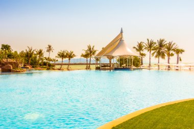 Güzel lüks otel yüzme havuzunda