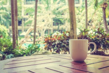 Kahve fincanı masada.