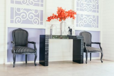 Boş sandalye ve masa