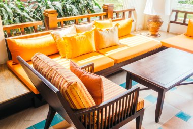 Boş tahta kanepe ve sandalye