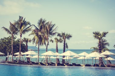 Şemsiyeleri ve sandalyeler Yüzme Havuzu etrafında