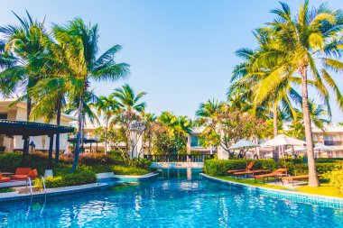 Boş şemsiyeleri ve sandalyeler