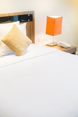 Yatakta güzel lüks yastıklar