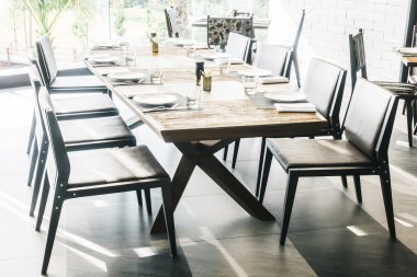 Boş sandalye ve masa Restaurant'ta