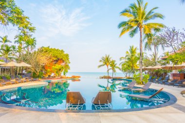 palmiye ağaçları ve Deniz Yüzme Havuzu