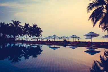 Ve Yüzme Havuzu palmiye ağaçlarının Silhouettes