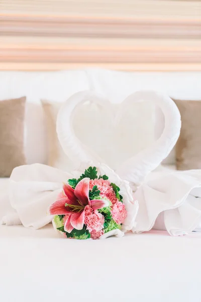 Flowers and swans in bedroom — Stock Photo, Image