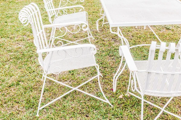 Silla y mesa vacías —  Fotos de Stock