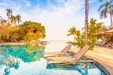 Palmiye ağaçları ile lüks Yüzme Havuzu