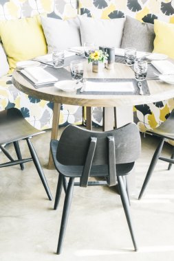 Restoranda boş sandalye ve masa