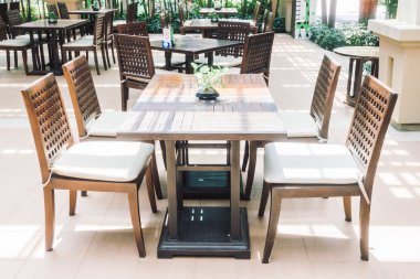 Boş masa ve sandalye