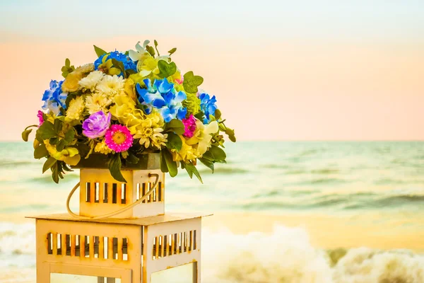 Bouquet fiore con fondo mare — Foto Stock