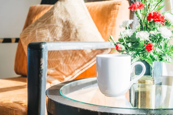 Taza de café blanco en la mesa —  Fotos de Stock