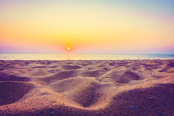 Όμορφη θέα στη θάλασσα και την άμμο με ηλιοβασίλεμα — Φωτογραφία Αρχείου