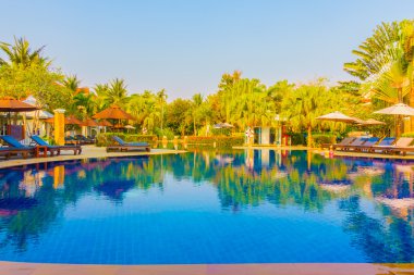 Otel havuzunda yüzme havuzu