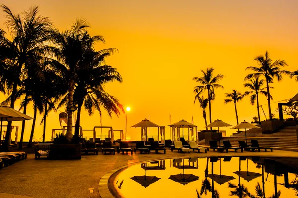 Silhouettes de palmiers au coucher du soleil — Photo