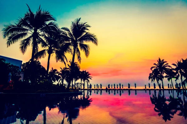 Ve Yüzme Havuzu palmiye ağaçlarının Silhouettes — Stok fotoğraf
