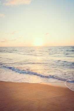 Günbatımı ile deniz ve plaj