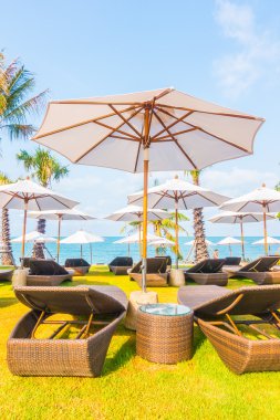 Şemsiye ve tropikal plaj sandalye