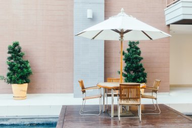 Boş masa ve sandalye