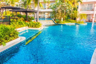 Boş şemsiyeleri ve sandalyeler