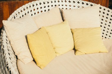 Kanepe üzerinde güzel yastıklar