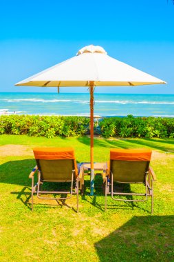 Boş şemsiyeleri ve sandalyeler