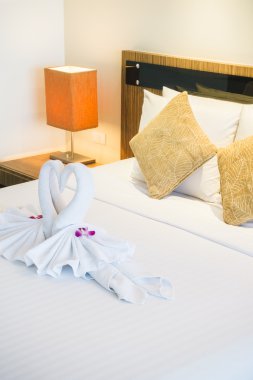 Yatakta güzel lüks yastıklar