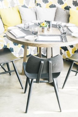 Restoranda boş sandalye ve masa