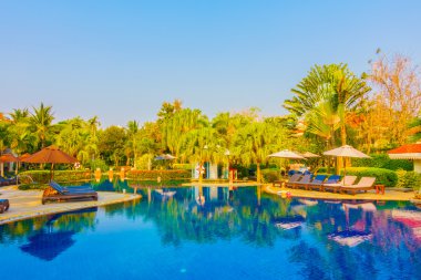 Otel havuzunda yüzme havuzu