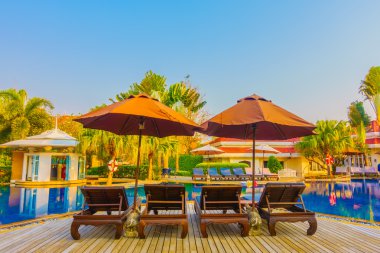 Otel havuzunda yüzme havuzu