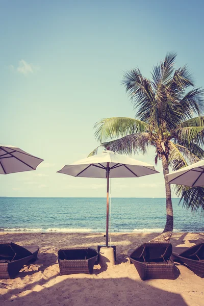 パラソルと椅子トロピカルビーチ — ストック写真