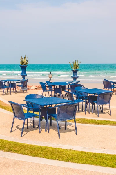 Tisch und Stuhl am Strand leer — Stockfoto