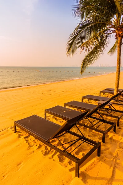 Mooi strand en zee met palmboom — Stockfoto