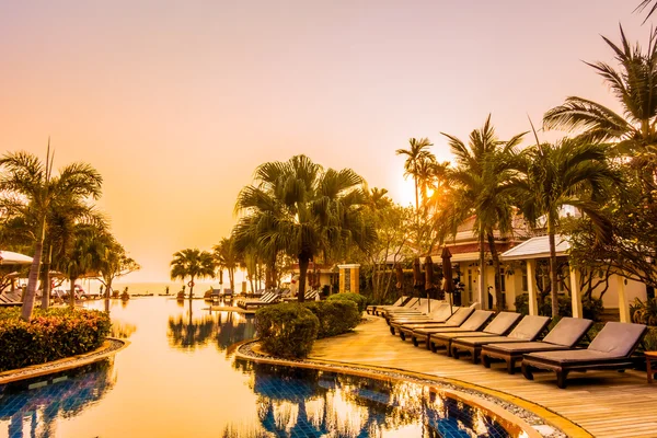 Resort piscina em horário de pôr do sol — Fotografia de Stock