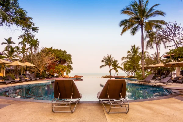 Piscina de lujo con palmeras —  Fotos de Stock