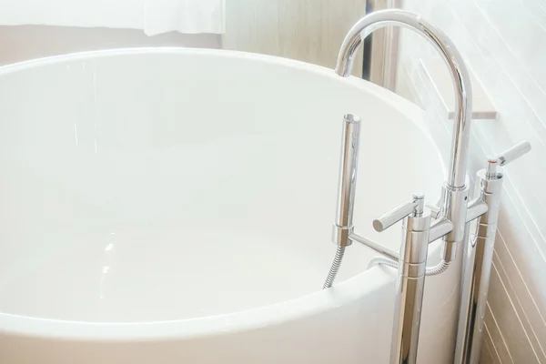 Bañera blanca y decoración del fregadero del grifo — Foto de Stock