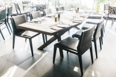 Boş sandalye ve masa Restaurant'ta